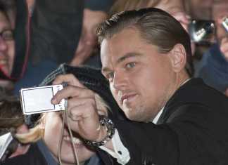 Leonardo DiCaprio pufaie din tigara electronica la premiile SAG Leonardo DiCaprio pufaie