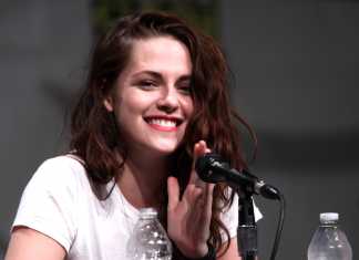 Kristen Stewart isi saruta prietena in fata fotografilor Kristen Stewart