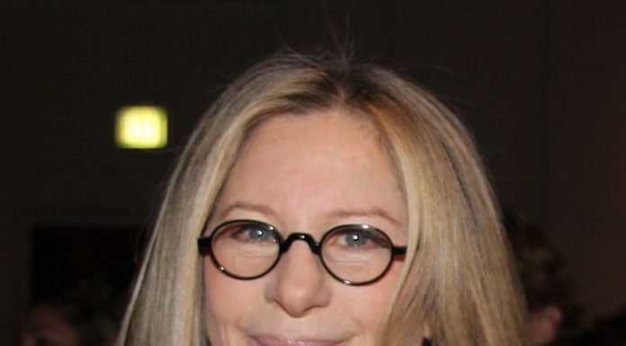 Barbra Streisand modifica Siri
