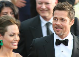 Angelina Jolie divorteaza de Brad Pitt Angelina Jolie divorteaza de Brad Pitt