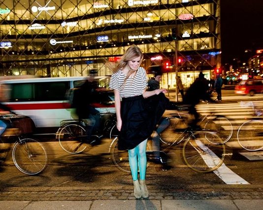 Un designer danez a creat o pelerina cool pentru biciclisti pelerina